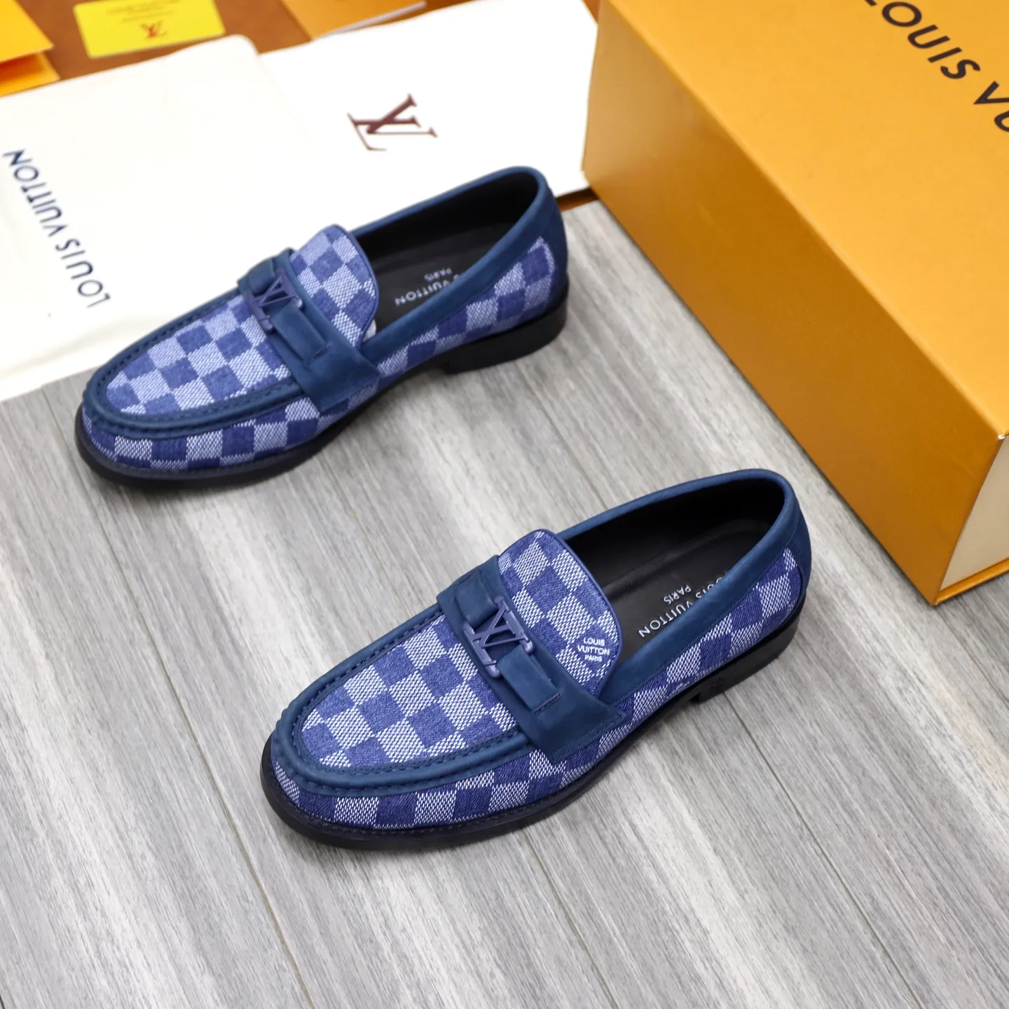 Men's shoes 💰: 💰900LV Louis Vuitton slip-on loafers, top quality products produced in Dongguan, ready for sale! This LV Glove loafer is made of selected soft cowhide, with a slightly wrinkled leather surface and a very high-end texture. Each pair is unique. The leather surface is light and soft, with a fine texture and good luster. It is a classic loafer style, with exquisite handmade mark stitching on the toe, and a square toe configuration to highlight the classic style. The horizontal band has hot-printed LV three-dimensional letters, semi-solid handcrafts and a genuine leather outsole, and a rubber patch on the heel to create wear-resistant performance and comfort. One of the must-have loafers for men! Comes with full original packaging! Code number: 38-39-40-41-42-43-44 (38, 45, 46 customized) standard leather shoe code